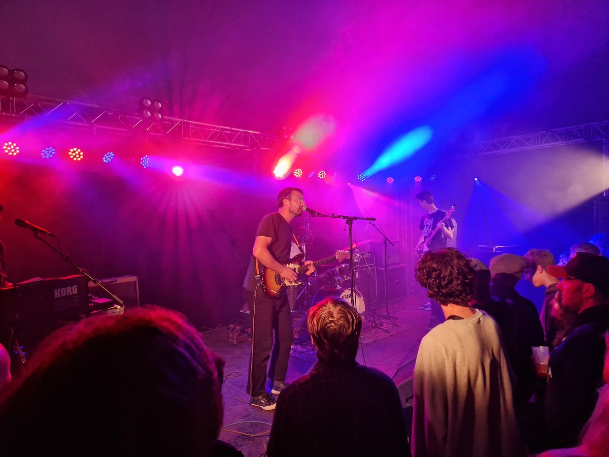 ArjandeVet's tweet photo. Via Psychedelic Porn Crumpets (wel leuk), Sprints (mwah), Protomartyr (goed, met gitariste/toetseniste/zangeres erbij) nu aangeland bij afsluiter TRAAMS. #mf22 #MistyFields https://t.co/NtetcmsJZ6