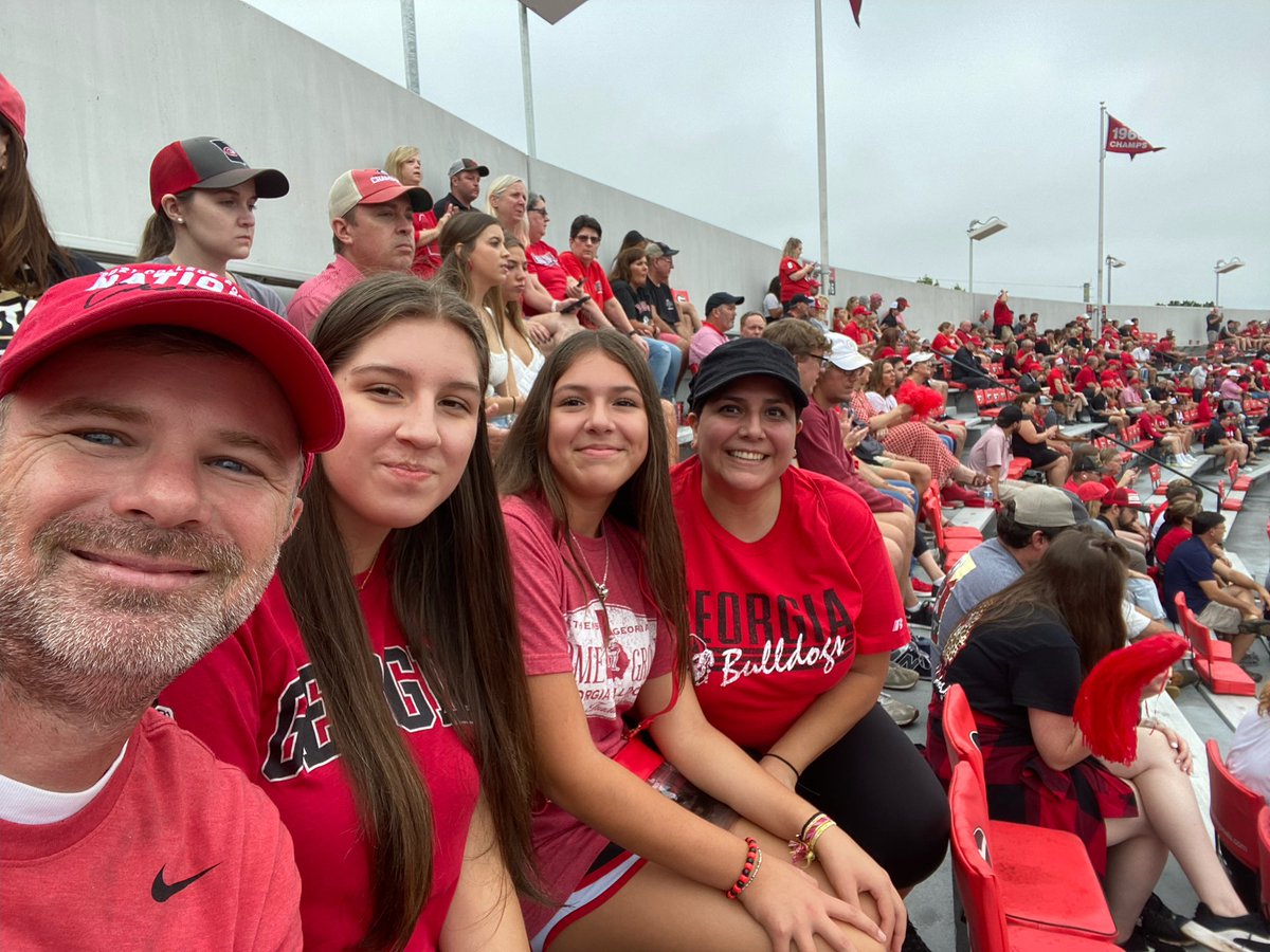 jbradley231's tweet photo. 1st Game with my nieces! #SAMvsUGA #GoDawgs https://t.co/ledrZlGEKP
