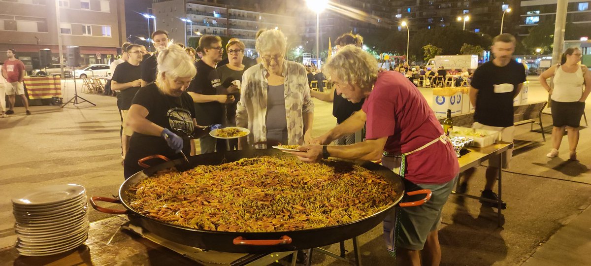 manelsoar's tweet photo. Enguany hem tornat a omplir la Plaça Països Catalans a #Badalona en el sopar de l'Onze de Setembre. Agraïr la tasca de la Comissió @OnzeSetembreBdn i ponents, així com a totes les organitzacions que ho fem possible. @Avancem_BDN https://t.co/g4mixJCzYl