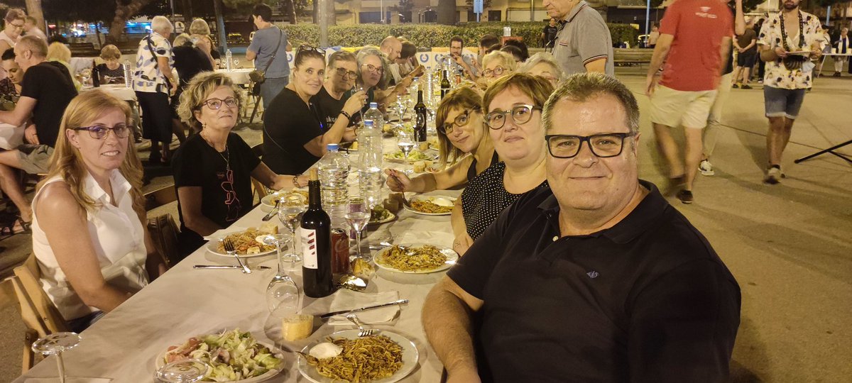 manelsoar's tweet photo. Enguany hem tornat a omplir la Plaça Països Catalans a #Badalona en el sopar de l'Onze de Setembre. Agraïr la tasca de la Comissió @OnzeSetembreBdn i ponents, així com a totes les organitzacions que ho fem possible. @Avancem_BDN https://t.co/g4mixJCzYl