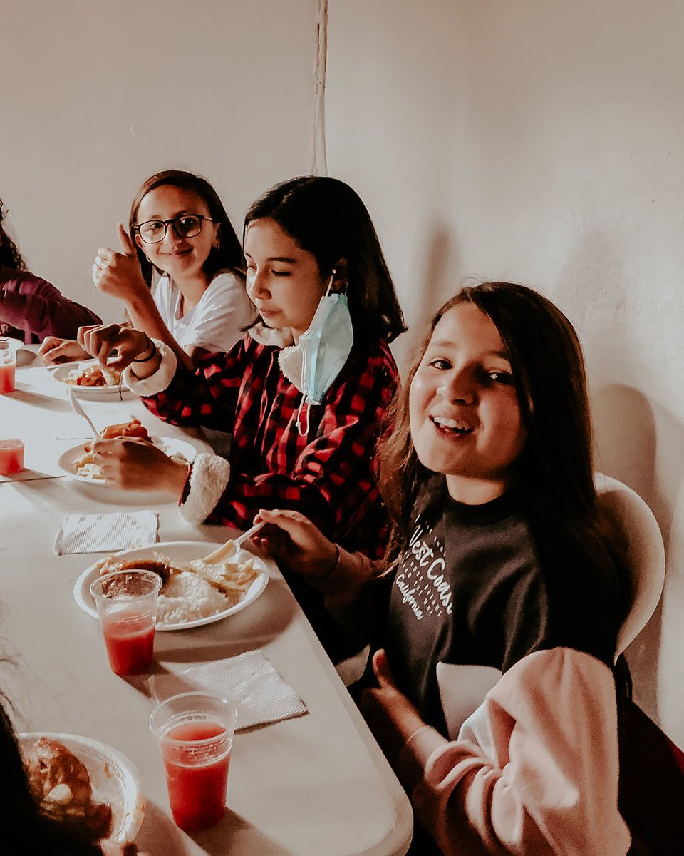 ielairedetucasa's tweet photo. ¡Servir con amor y alegría a todos aquellos que Dios ha colocado en nuestro camino!
——
Este fue un día muy especial compartimos con más de 45 niños y adolescentes en formación musical, teatro, canto y danza con desayuno, refrigerio y almuerzo para todos ellos. https://t.co/TPgnHaEuXb