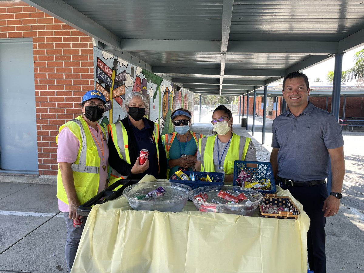 AlcottPUSD's tweet photo. The SOARing Eagle Cart is out keeping staff hydrated and energized! #TeamAlcott #HappyFriday @PomonaUnified @dr_ambriz_pusd https://t.co/OJZqiF1xuj