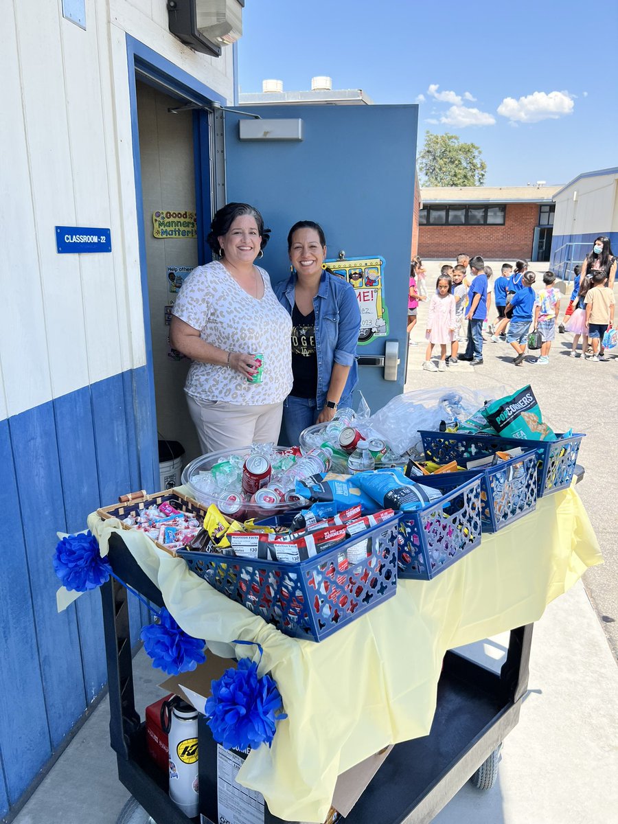 AlcottPUSD's tweet photo. The SOARing Eagle Cart is out keeping staff hydrated and energized! #TeamAlcott #HappyFriday @PomonaUnified @dr_ambriz_pusd https://t.co/OJZqiF1xuj