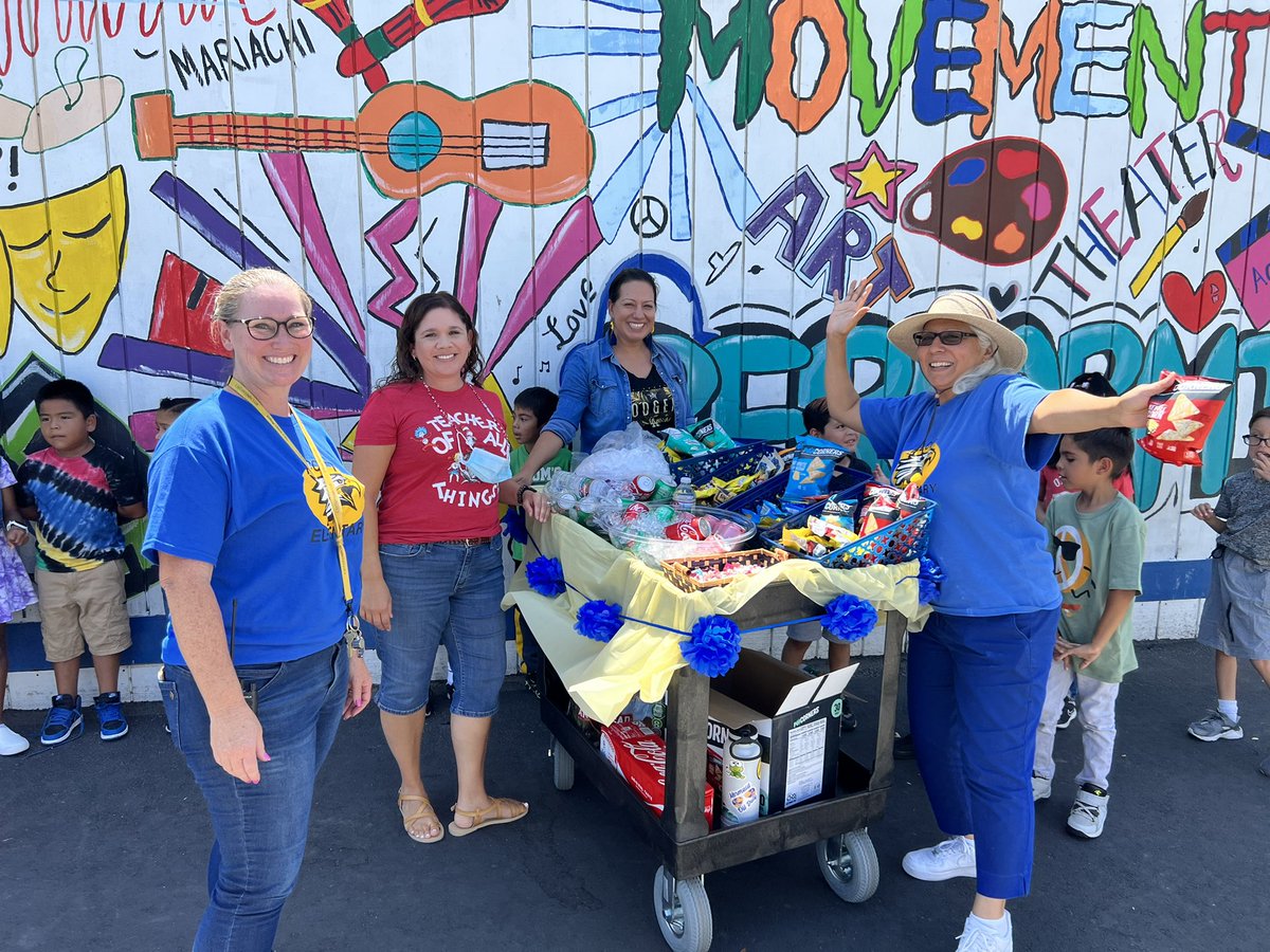 AlcottPUSD's tweet photo. The SOARing Eagle Cart is out keeping staff hydrated and energized! #TeamAlcott #HappyFriday @PomonaUnified @dr_ambriz_pusd https://t.co/OJZqiF1xuj