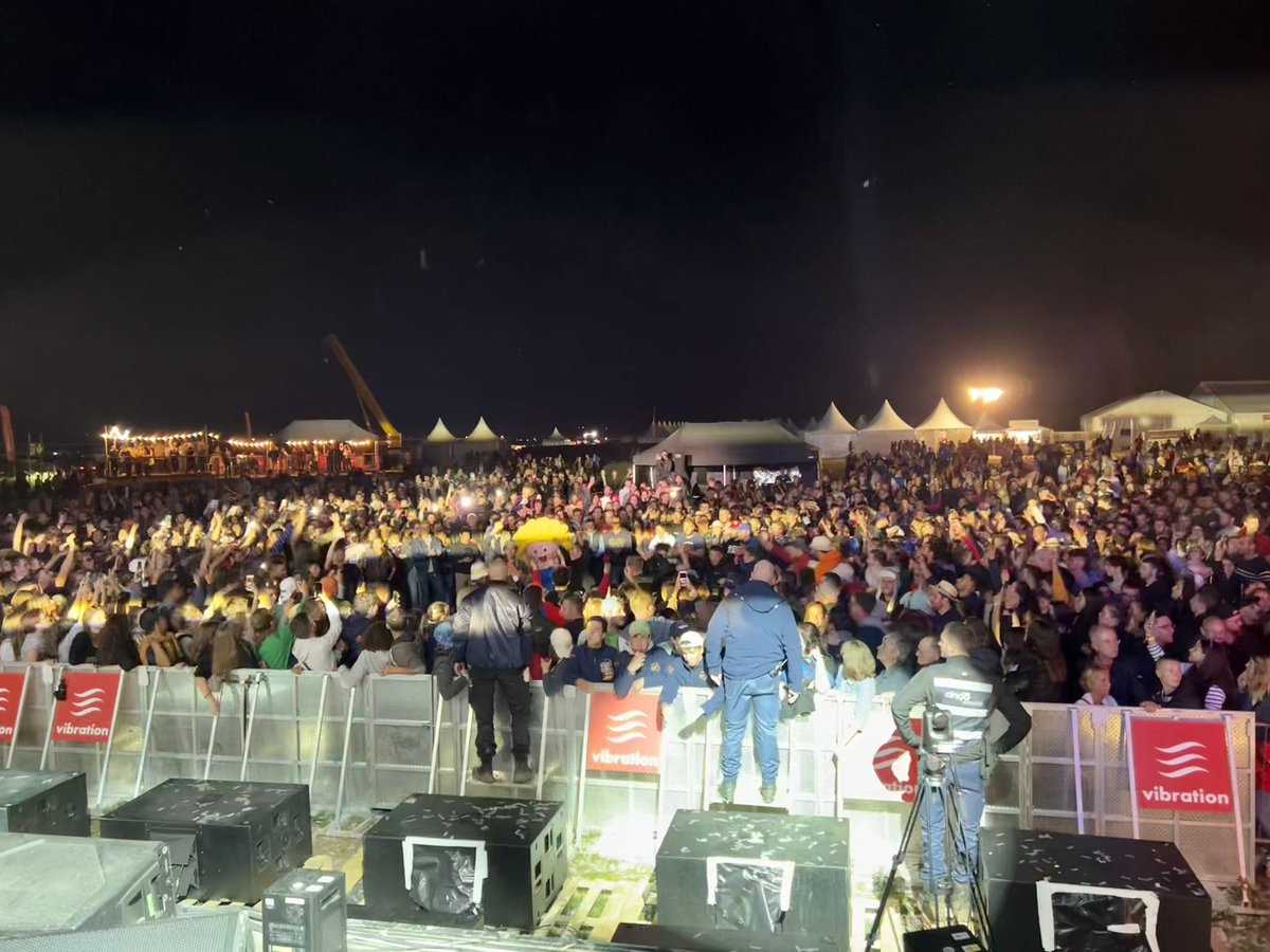 JeanEricValli's tweet photo. La folie pure ! 40 000 spectateurs ce soir et 20 000 hier pour le #TourVibration - Terres de Jim, ce week-end à #Outarville ! MERCI aux @JeunesAgri , aux artistes et à l’équipe de @Vibrationradio https://t.co/O4z5EsWAzJ