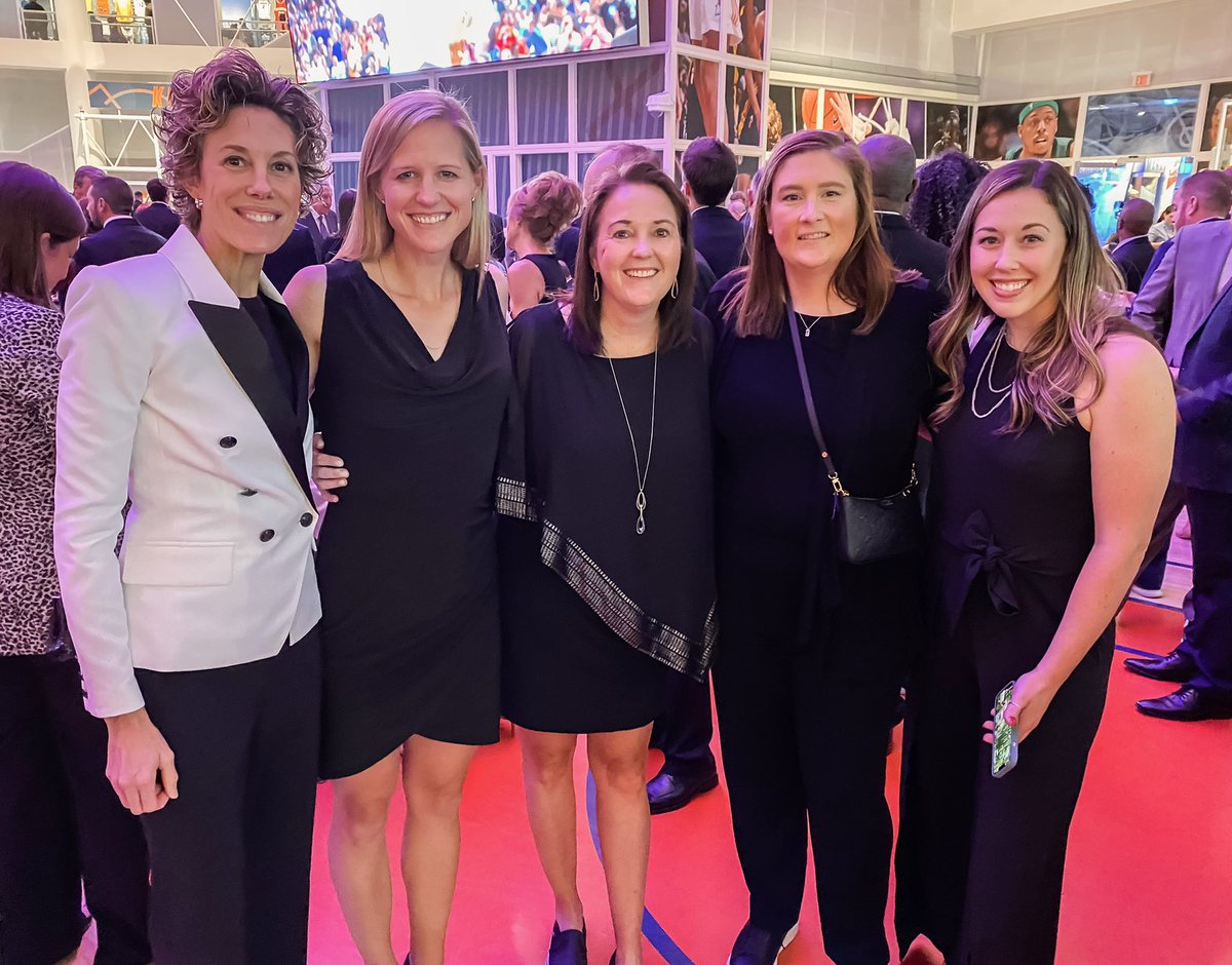 B1Gwbball's tweet photo. Saying “cheese!” from the @Hoophall VIP Pre-Reception
🏀 #B1GWBBall VP Megan Kahn
🏀 MN WBB asst. Kelly Curry
🏀 MN WBB GM Melissa Maines
🏀 #22HoopClass inductee Lindsay Whalen
🏀 Former MN Associate HC Carly Thibault-DuDonis https://t.co/uAcSYjRFsq