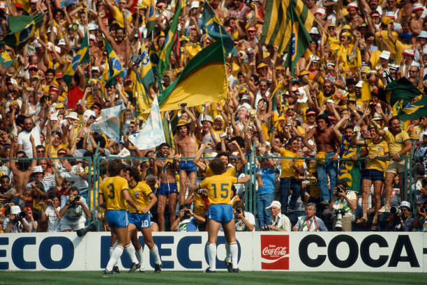 Aficionados brasileños celebran un gol de Sócrates ante Italia, Copa Mundial España 1982.