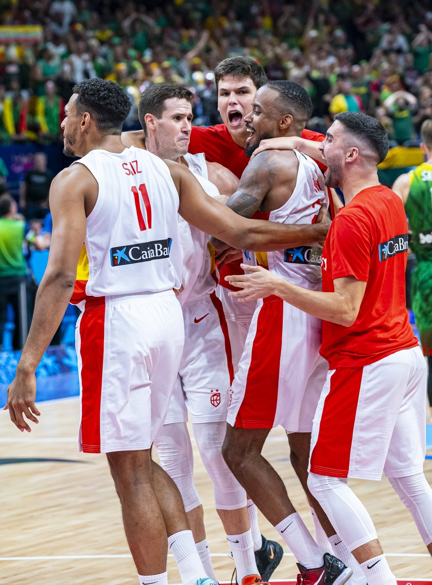 BaloncestoESP's tweet photo. Vamos a decirlo de nuevo...

 #LaFamilia está en CUARTOS de FINAL 🤩

#ModoEuropa #SomosEquipo https://t.co/q7V6x0pjz7