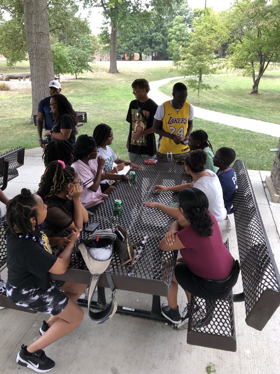 smsdselzer's tweet photo. Tons of fun, good food, and lots of laughter happening at the ⁦@smsouthbsu⁩ picnic! Way to go Kieron and Savannah for organizing the event. Thank you ⁦@SMSouthTDain⁩ for dropping by to hang with some of the best kids at SM South!! 💚💛💚💛 https://t.co/5779o6G1ne