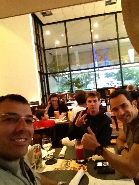 andreduek's tweet photo. O dia que o recordista de poles da @FormulaIndy me pagou um jantar! 🤑 #2011 #SPIndy300 https://t.co/2DW63m5UmS