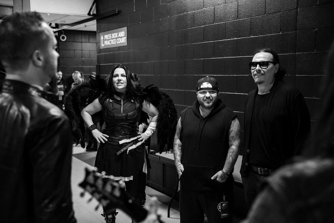 EvaWebsite's tweet photo. Repost • @ra_diaz 

We are at the Ford Center in Nampa, ID tonight!!! @Korn @evanescence @POD Dana Dentata - Doors at 4:30PM - SEE YA THERE!!! 🤘🏼 Photo: @stvthrasher 📷

 #KORN #Evanescence #POD #DanaDentata #Tour https://t.co/GlVOGG6NvJ