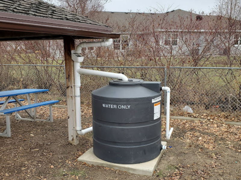 Cities, businesses, and institutions can implement a wide range of practices to help manage runoff. Simple, low-cost solutions like rain barrels stop runoff from buildings. A big driver for managing stormwater is to reduce local #flooding: ow.ly/Fnm050Ji4bW

📸 John McMaine