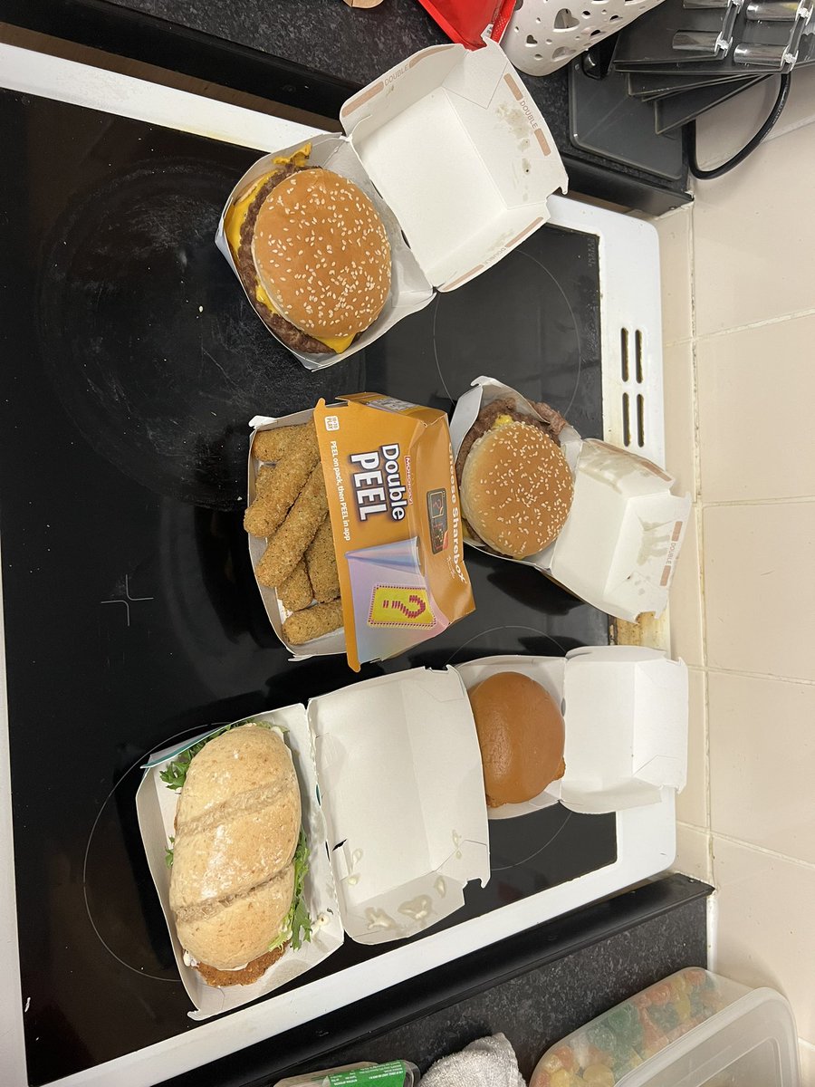 Symmo46's tweet photo. @JustEatUK can you please tell me how my order 1769455790 can be so wrong…. And despite my best efforts no reply from your complaints department or my money refunded https://t.co/dixuSKCgMC