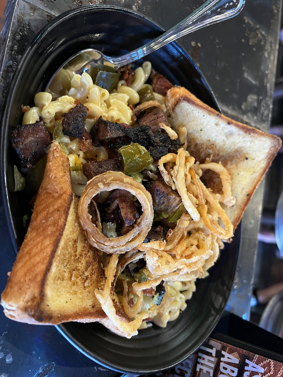 jvfiso's tweet photo. Last night @UncleMaui took me to #StrapTank in Springville. The food was really good and also the diet Dr Pepper was 💯 and a cool atmosphere https://t.co/dWBYYvVFE5