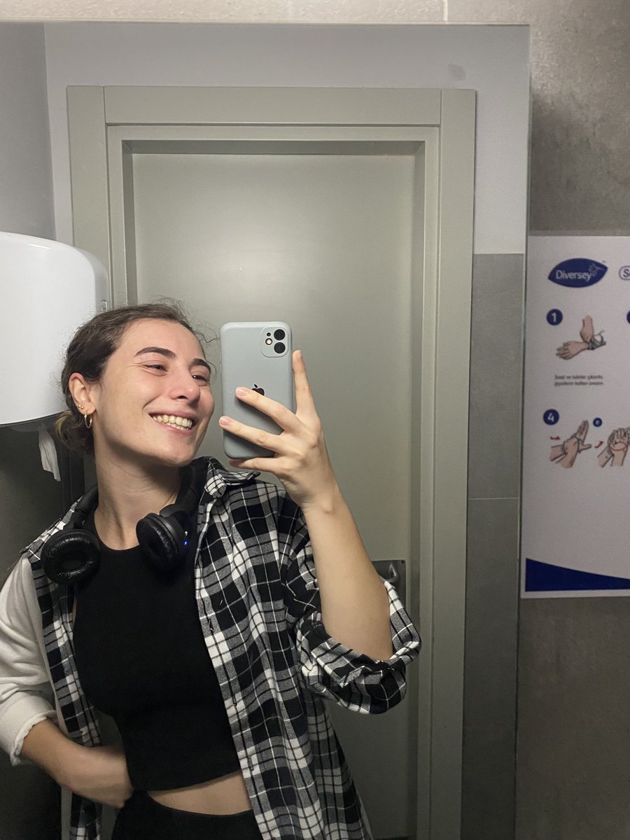 senakarli's tweet photo. sürekli güldüğüm için beni her zaman mutlu sanıyorlar ama maalesef ki mutsuzluktan ölsem de ağlamaktan helak olsam da gülmeye devam https://t.co/kPc1ftknqh