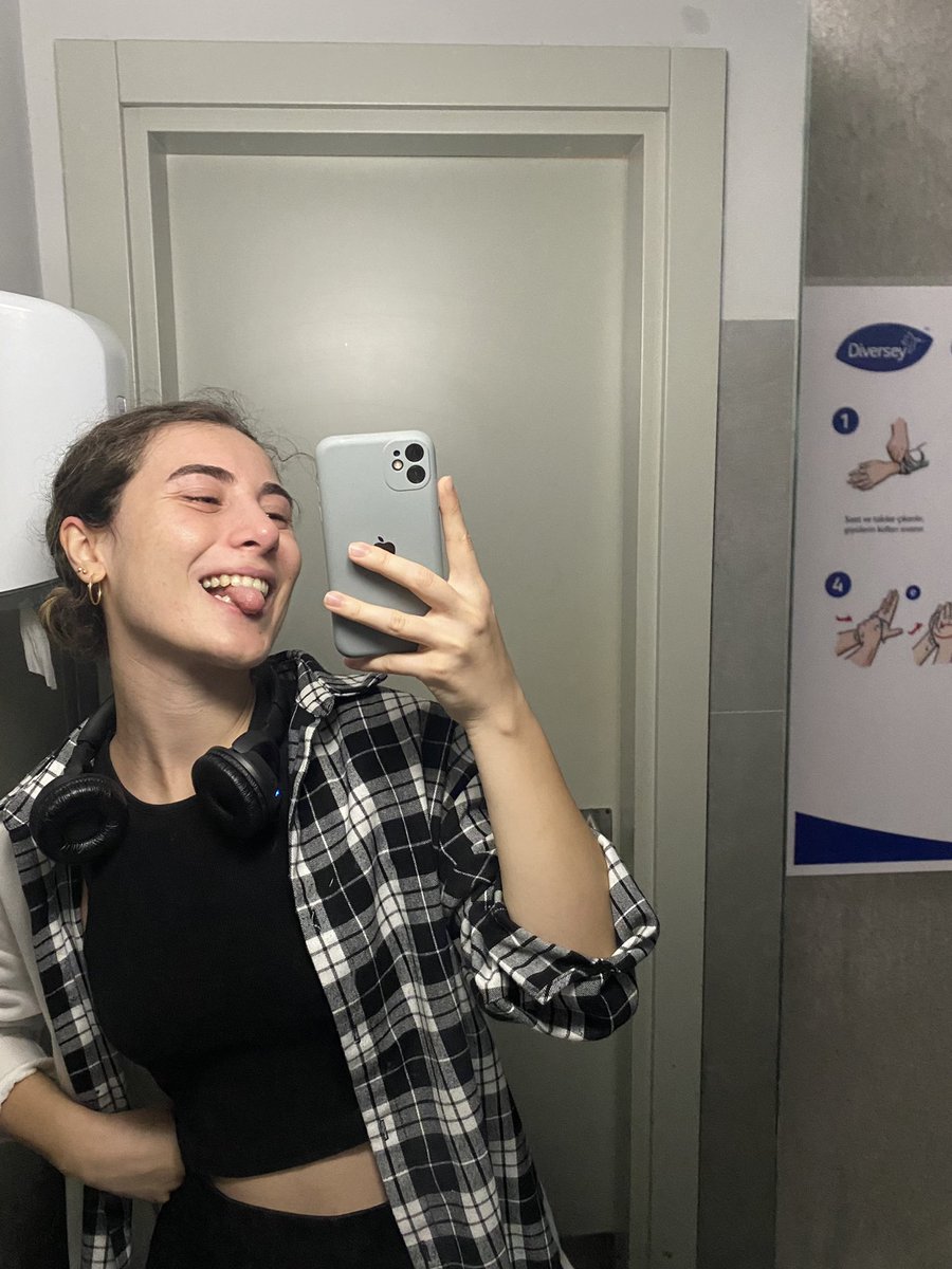 sürekli güldüğüm için beni her zaman mutlu sanıyorlar ama maalesef ki mutsuzluktan ölsem de ağlamaktan helak olsam da gülmeye devam