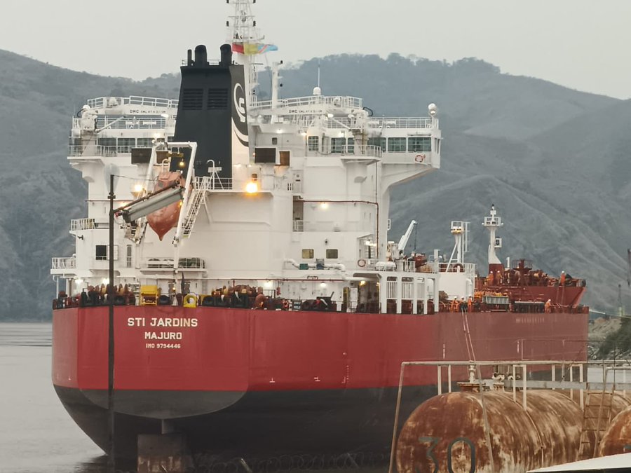 PierreMubikayi's tweet photo. #Transports #Hydrocarbures #Essence #RDC : Arrivée ce samedi du premier bateau à #Matadi. Un autre bateau est attendu demain à la #SOCIR. https://t.co/Evmps6fy2u