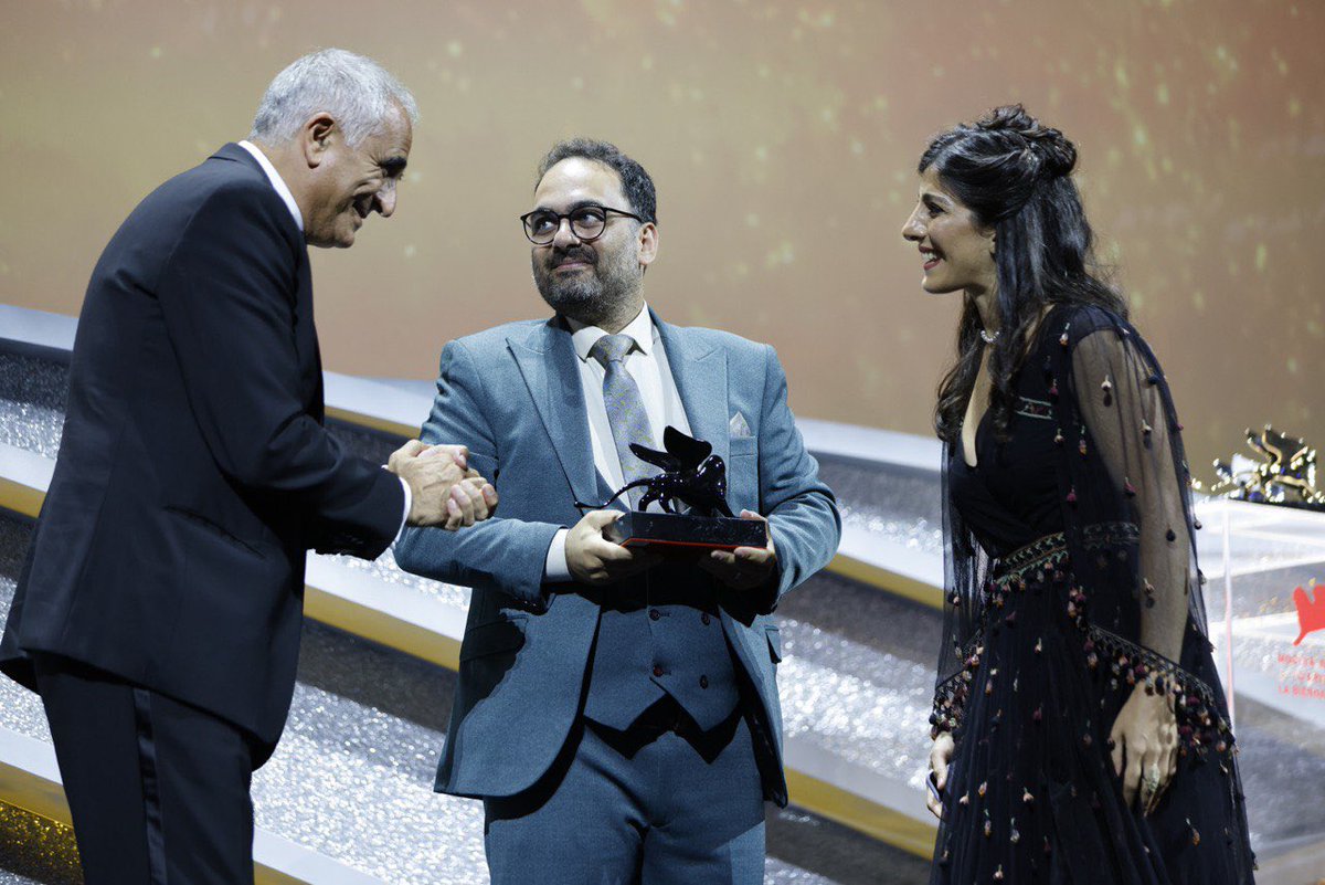 #BiennaleCinema2022 #Venezia79 Premio Speciale della Giuria / Special Jury Prize: KHERS NIST (NO BEARS) di/by #JafarPanahi
 
#MinaKavani, #RezaHeydari (interpreti / actors) ritirano il premio / receive the award