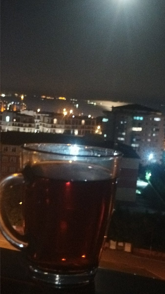 Bende manzaraya karşı yudumluyorum çay içenlere afiyet olsun