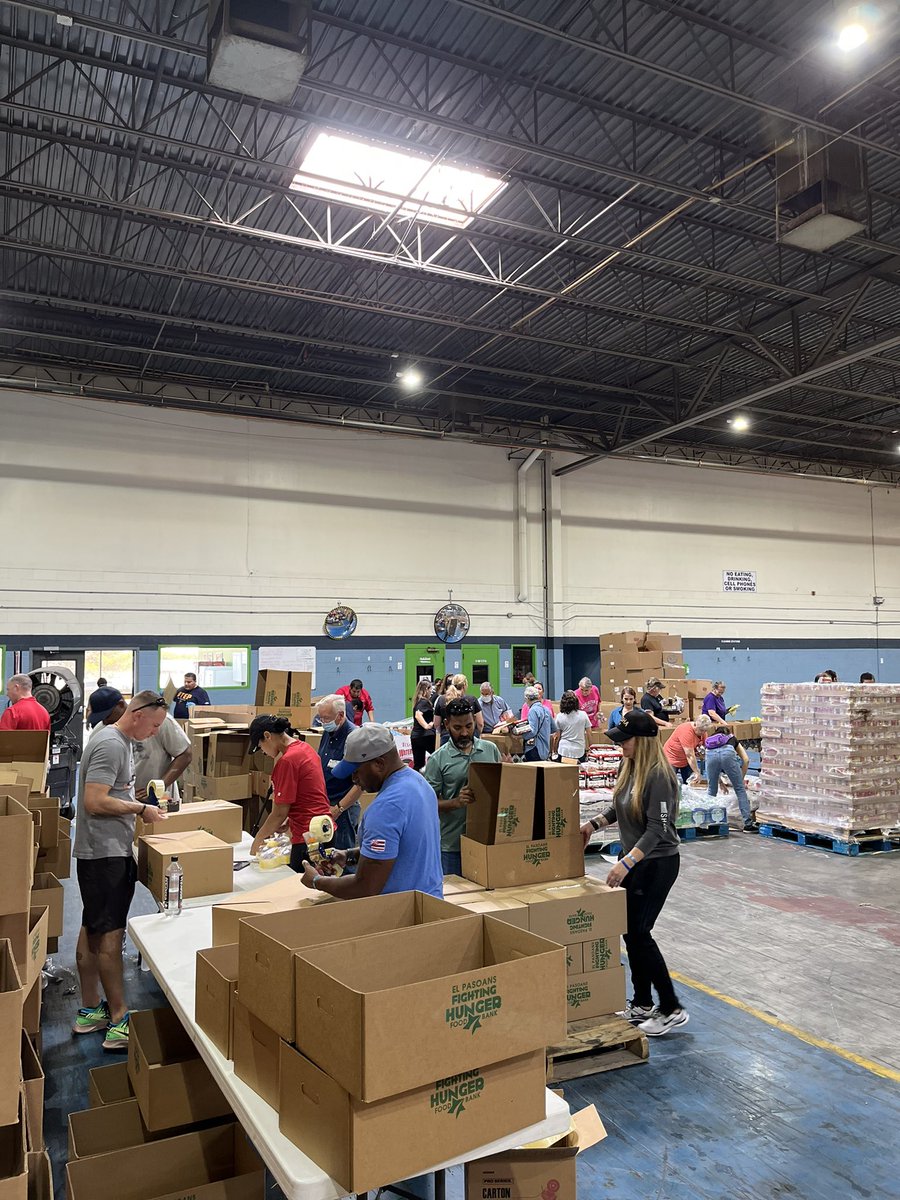bferro17's tweet photo. National day of service. Helping out at our El Paso food bank  . El Paso Stake Montwood ward @Ch_JesusChrist https://t.co/0f75UDwcQY