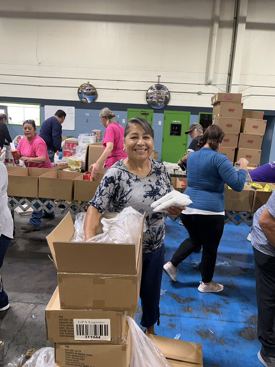 bferro17's tweet photo. National day of service. Helping out at our El Paso food bank  . El Paso Stake Montwood ward @Ch_JesusChrist https://t.co/0f75UDwcQY