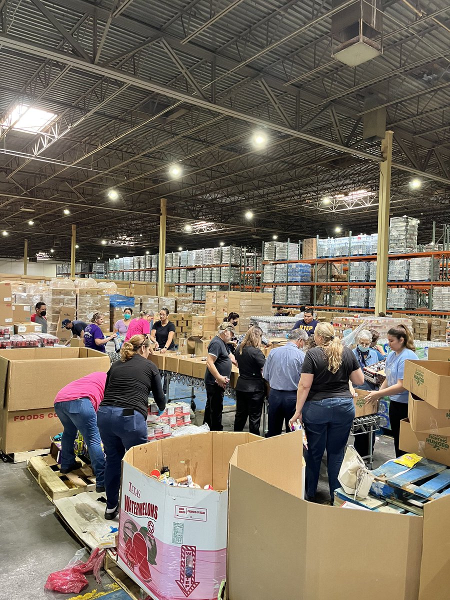 bferro17's tweet photo. National day of service. Helping out at our El Paso food bank  . El Paso Stake Montwood ward @Ch_JesusChrist https://t.co/0f75UDwcQY