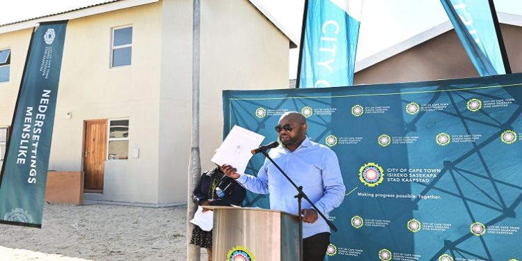 SABCNews's tweet photo. ICYMI: The Women’s Legal Centre (WLC) was hailed as victorious a recent Equality Court ruling ordering the City of Cape Town to amend its housing allocation policy. https://t.co/V0nEhvJJTb https://t.co/oRG4w1Jzgt