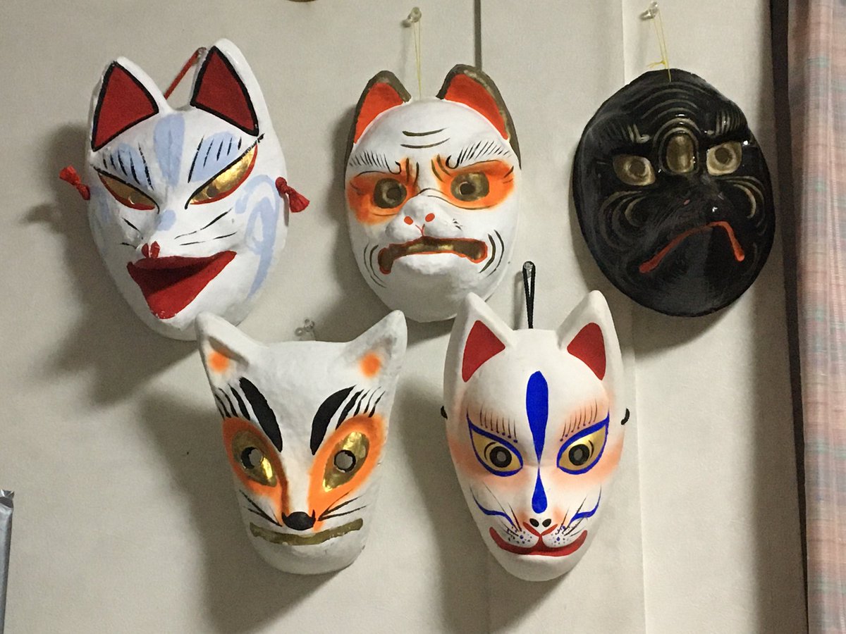 「狐面と烏天狗面のコレクション壁に飾ってみたんだけど、思った以上に迫力が出てしまっ」|Ｎｏ．０１７のイラスト