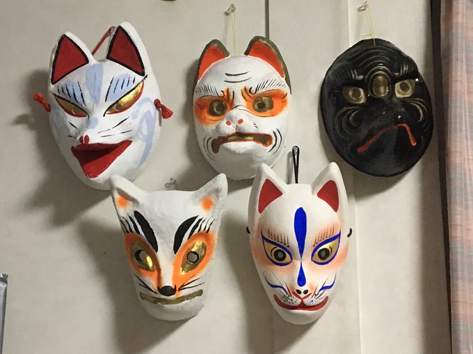 狐面と烏天狗面のコレクション壁に飾ってみたんだけど、思った以上に迫力が出てしまった。 
