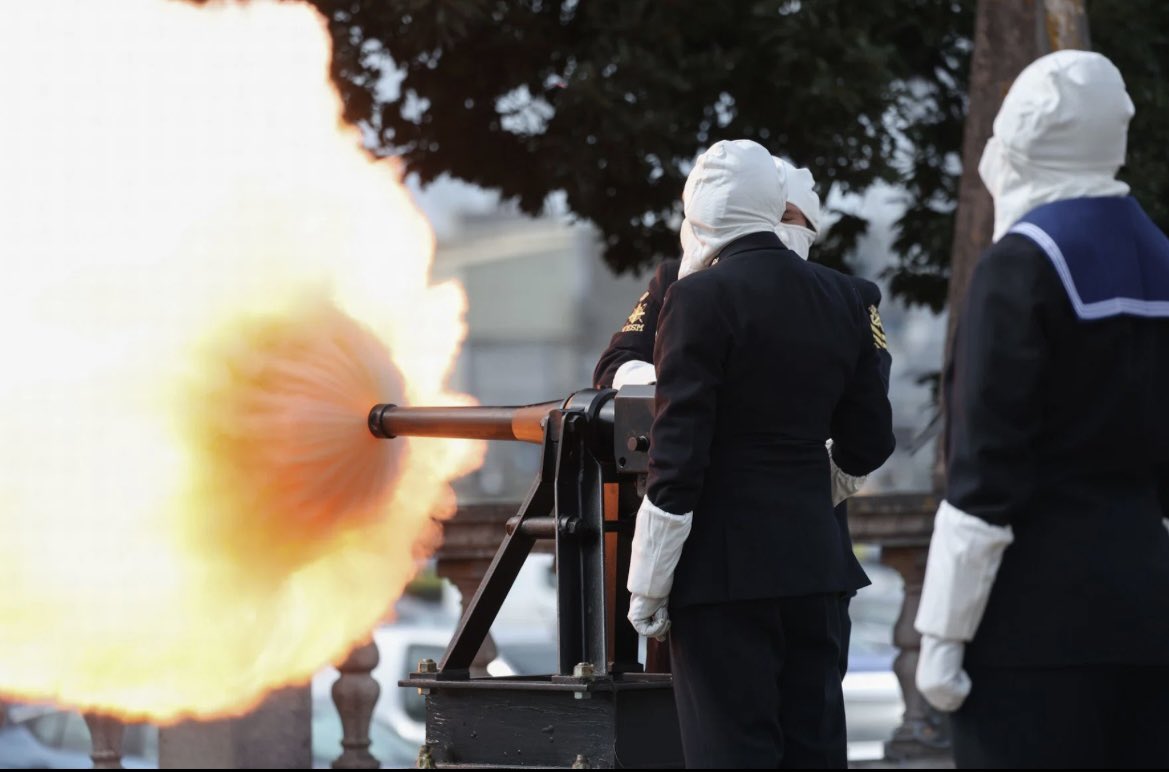 westall_chris's tweet photo. Very proud to have been a member of @HMNBDevonport Saluting gun crew over the last 48hrs. Firing a 96 gun salute yesterday to commemorate @HMQueen and a 21 gun salute for the proclamation of the King @KingCharlesUK https://t.co/1n5Xd46Uwf