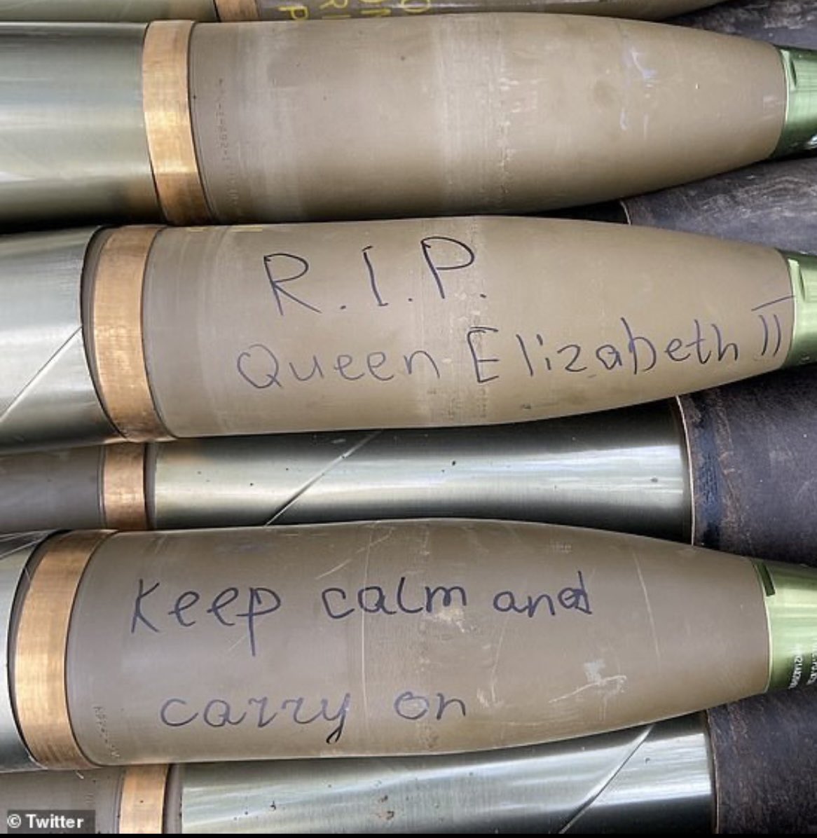 Ukrainian soldiers 🇺🇦have been writing tributes to the Queen onto shells and rockets before firing them at Russian 🇷🇺forces.