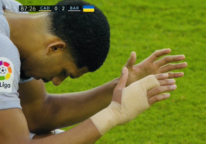 Ronald Araújo orando por el hincha del Cádiz que tuvo un infarto en la tribuna. 

🙏🏻