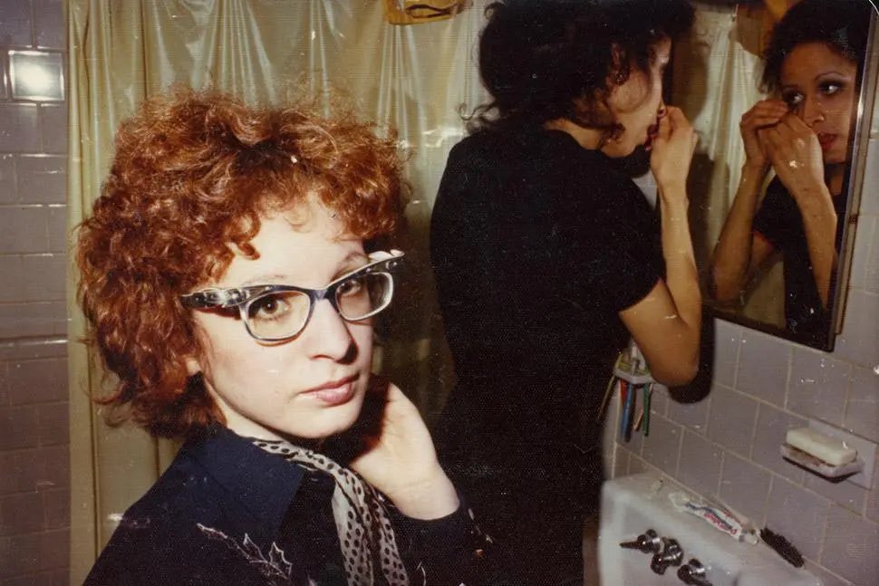 Filmin's tweet photo. 👏BUENO, BUENO, BUENO👏: “All the beauty and the bloodshed”, el documental sobre Nan Goldin, se alza con el León de Oro en #Venezia79. @la_Biennale 

Nuestro primer León de Oro.

Será Filmin, tenéis que verla. https://t.co/cQUl1MpZvN
