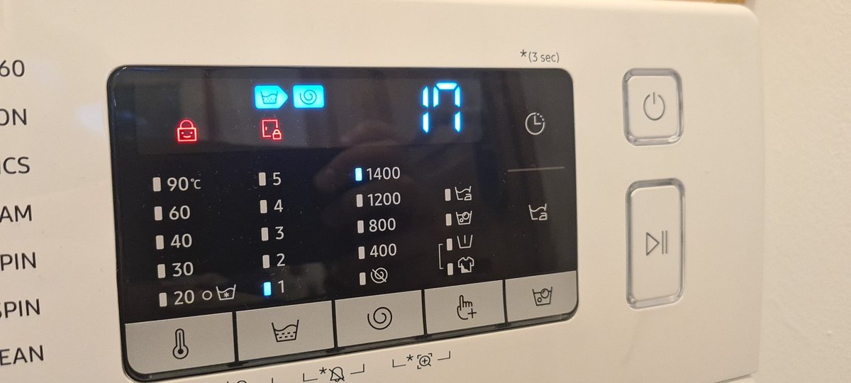 Mrgrreen's tweet photo. @SamsungUK @SamsungHelpUK 
Can you kindly explain your expert's thinking in creating a 'childlock' function that still enables a child to turn off the washing machine, and then where the machine doesn't remember where it was and starts again from the start(?) https://t.co/p52FlwU0M9