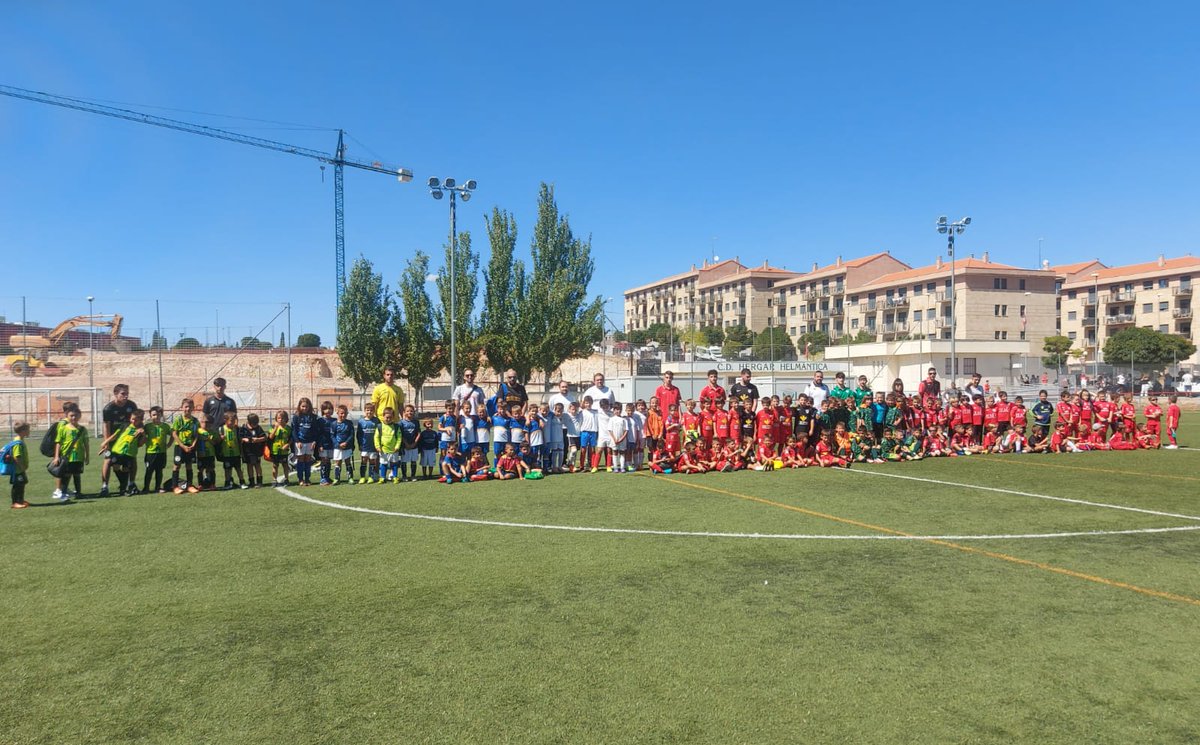 El Torneo de Bienvenida 'José Luis García Rozas' finalizó esta mañana con la foto de familia de todos los participantes. ¡Gracias a todos por una bonita jornada de fútbol!

#VamosHergar