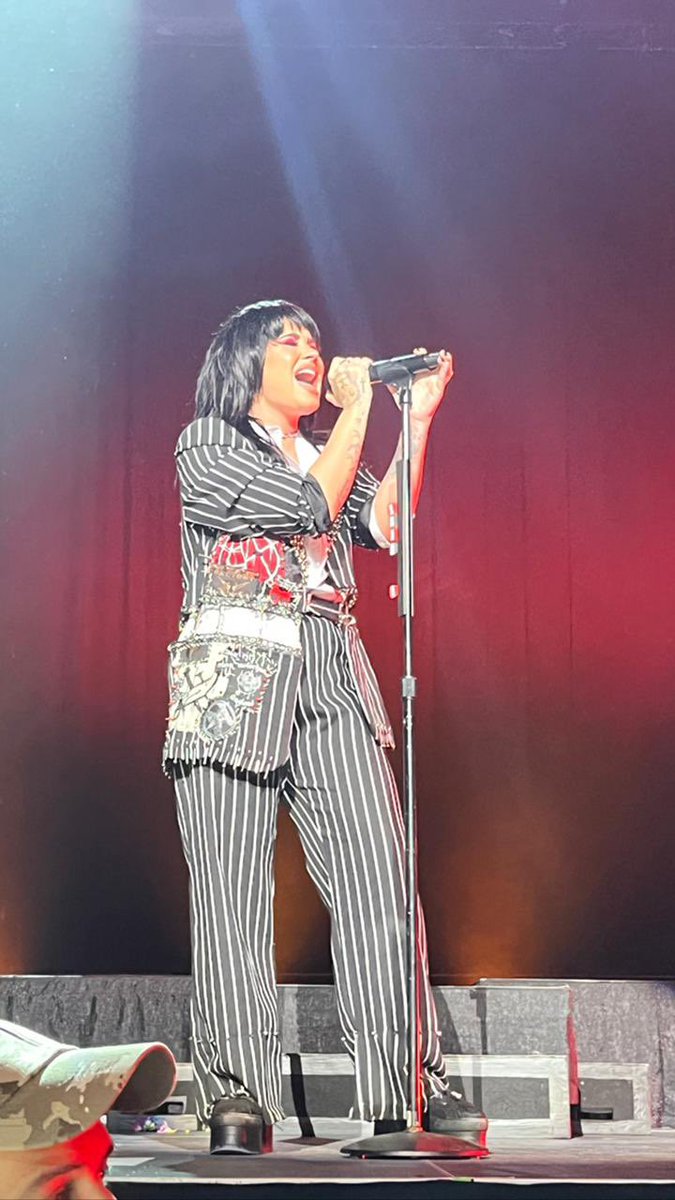 iDemirazziMx's tweet photo. Demi Lovato en el escenario de @MovistarArenaAR en Buenos Aires,
Argentina — 9 de septiembre. #HolyFvckTourBuenosAires 
Créditos especiales para @ddlovato_Py https://t.co/CRLw5LQ24P