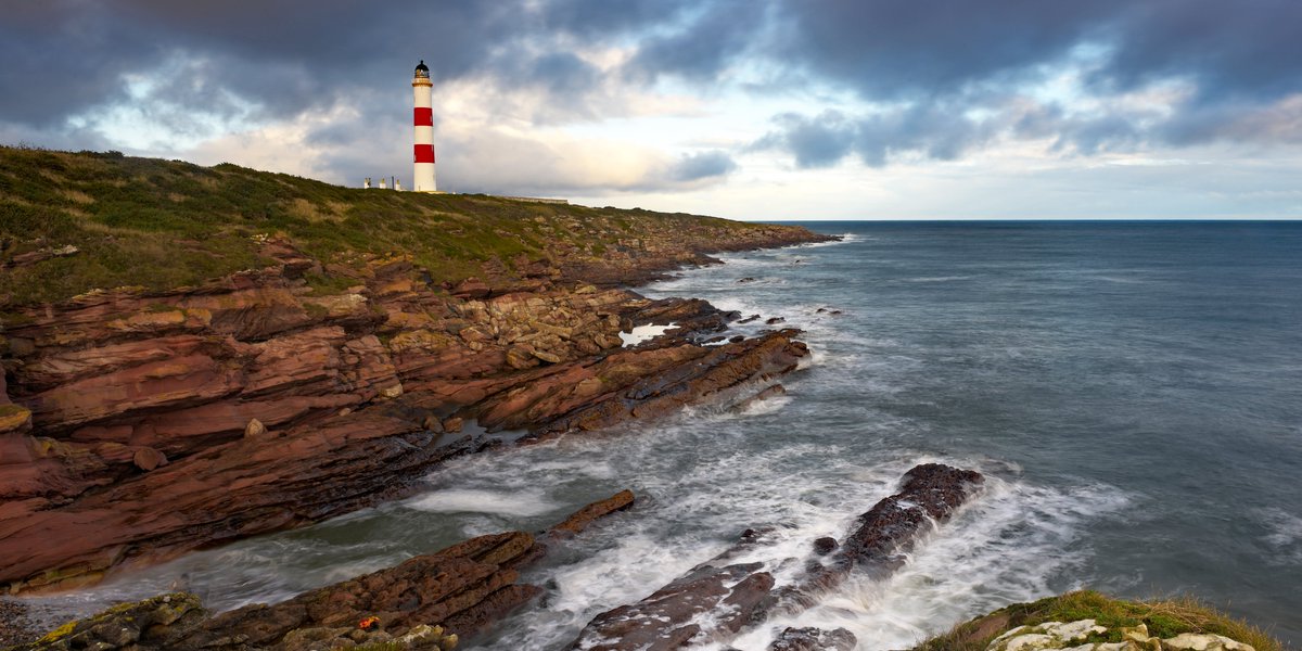 Covesea Skerries Lighthouse; three ways.
These days this Stevenson lighthouse (1830) is better known as Tarbat Ness Lighthouse, by Portmahomack. Built at a cost of £9,361 by J Smith (Inverness). There is a lovely walk to be had around the peninsula walkhighlands.co.uk/ullapool/tarba…
🐾👣😊