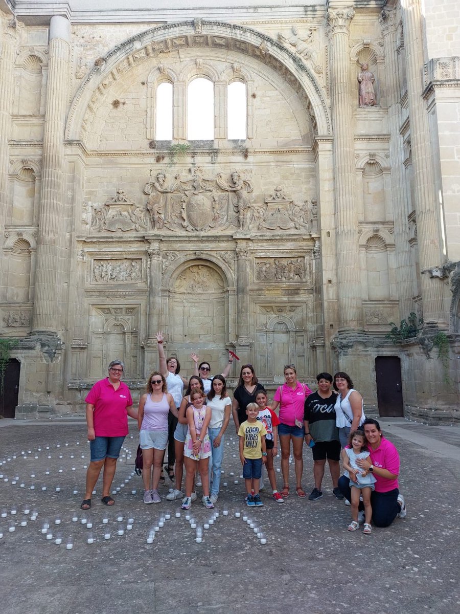 RenacimientoDe's tweet photo. Vecinos y asociaciones de #Baeza colaborando con el decorado de velas de esta noche. #Baezavelas https://t.co/PmPk0QK4Gz
