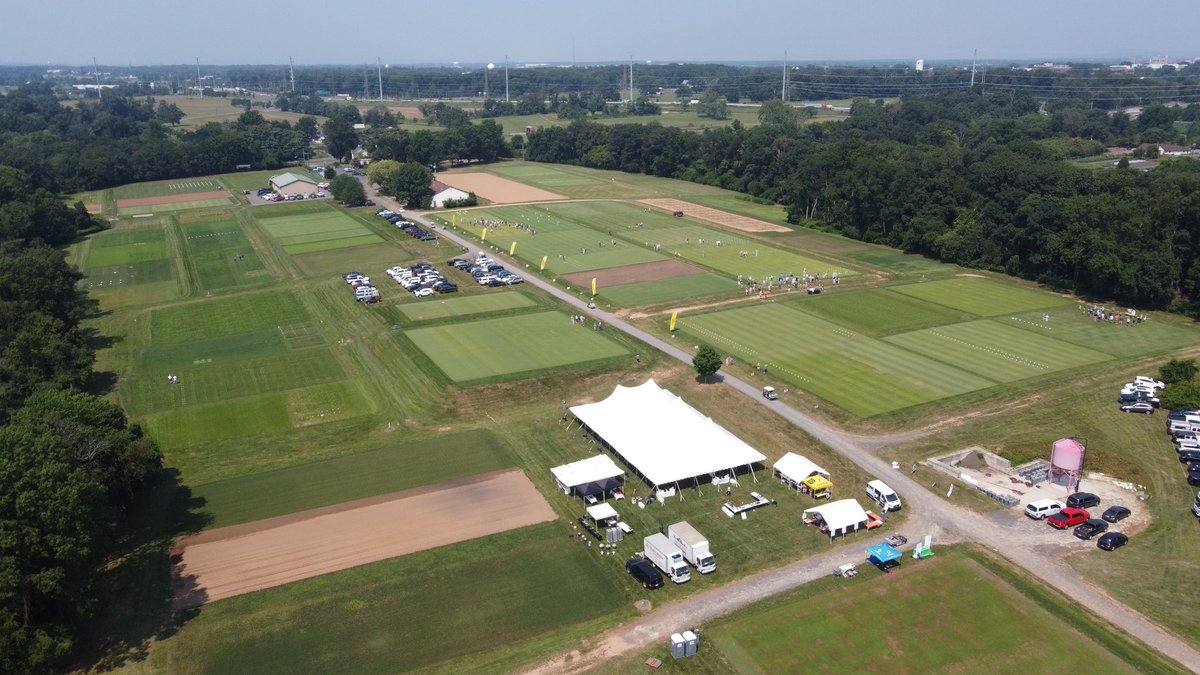 bentgrassdoctor's tweet photo. Did you know? What University has had the greatest impact on sports turf, golf, lawns and landscape?
Since 1960 the Rutgers University turf breeding has commercially released over 400 varieties -- total of all bluegrass, fine fescues, turf type ryegrass, tall fescue &amp; bentgrass. https://t.co/KKmEH1kBzy