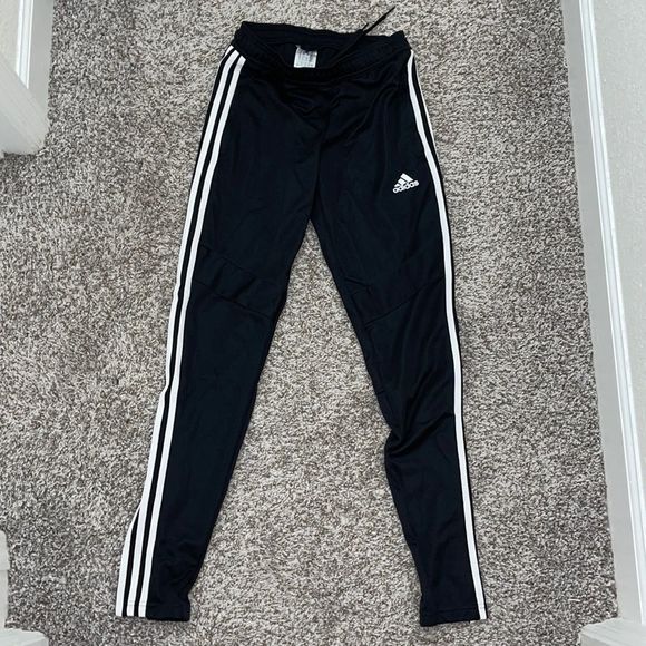 auntmeganiscool's tweet photo. So good I had to share! Check out all the items I'm loving on @Poshmarkapp #poshmark #fashion #style #shopmycloset #lululemonathletica #adidas: https://t.co/fZnqLmIX3e https://t.co/X0WzfptECX