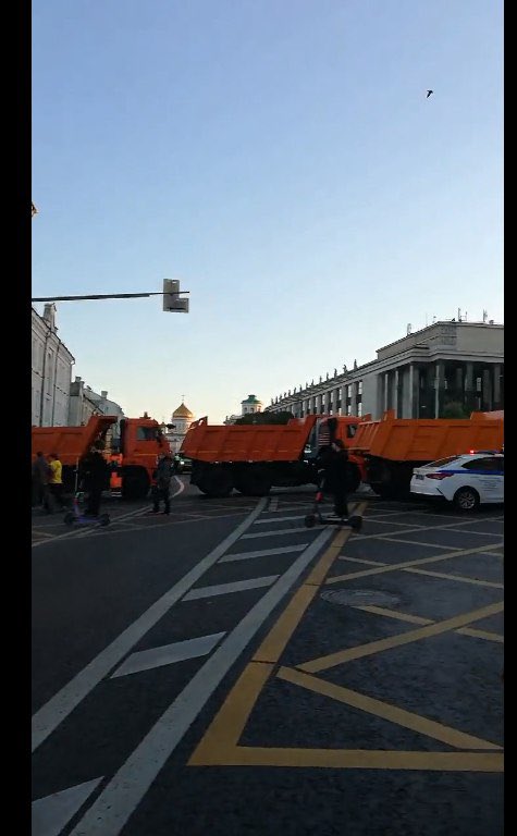 大批俄軍突然控制了俄國首都莫斯科交通，市中心已封鎖。(不知道出什麼事了🤷‍♂️)