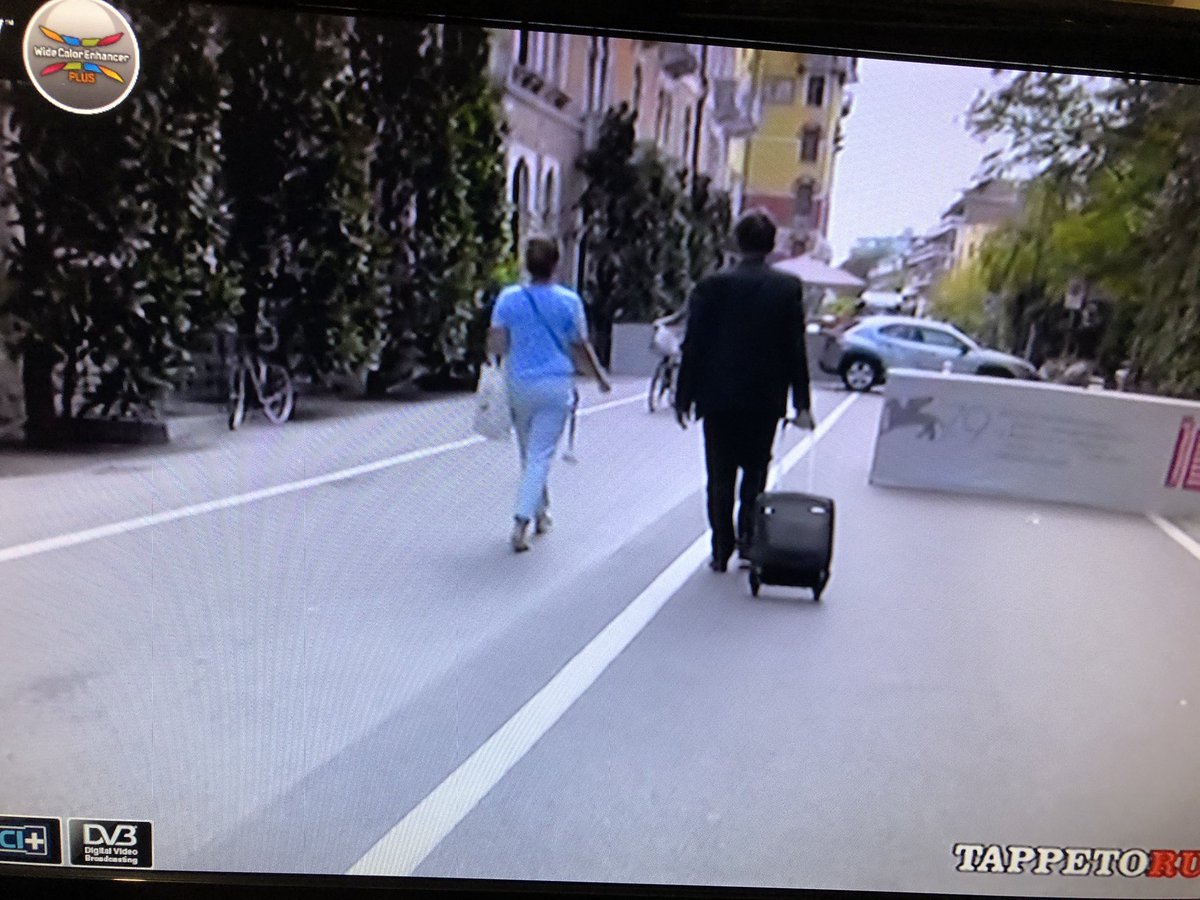 petronillarusso's tweet image. @BlobRai3 #TAPPETOROSSO LA CHERMESS per eccellenza, tutti vogliono partecipare, nessuno escluso, povery (ma belli) inclusi
...lโocchio magico di #FabioMasi ed #ElenaVecchia per il #blob piรน avvincente dellโanno a #Venezia ๐