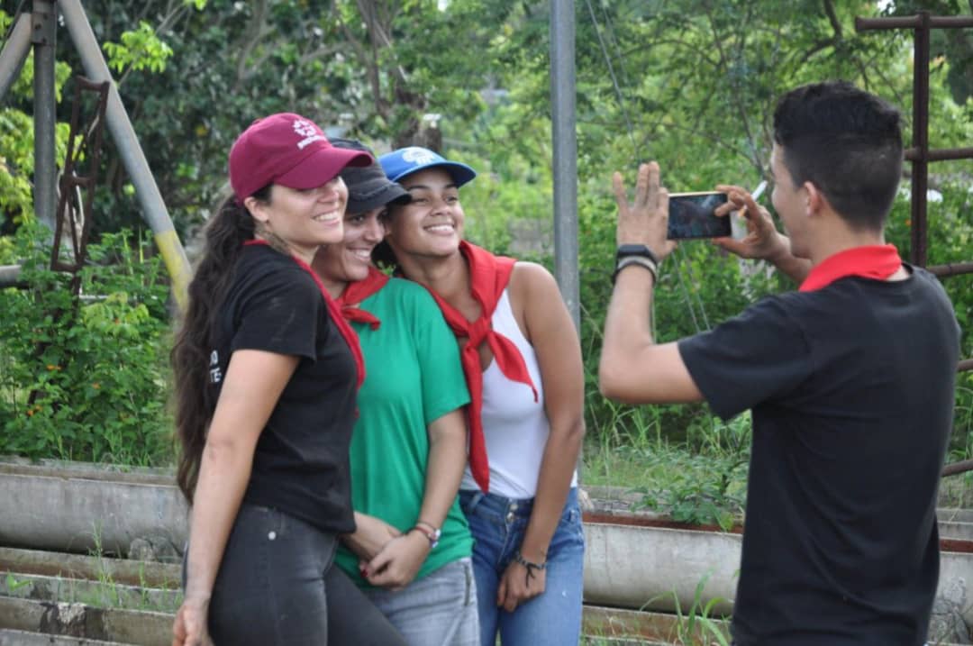Palmiche7's tweet photo. Mis mejores amigas son hermosas, sensibles, irreverentes, comprometidas, profundas, retadoras, consecuentes y muchas cosas más, pero nada de eso importa, lo que verdaderamente nos conecta, es que somos COMUNISTAS.

#PañuelosRojos
#DeZurdaTeam 
#IzquierdaUnida https://t.co/J6wWdcxg72