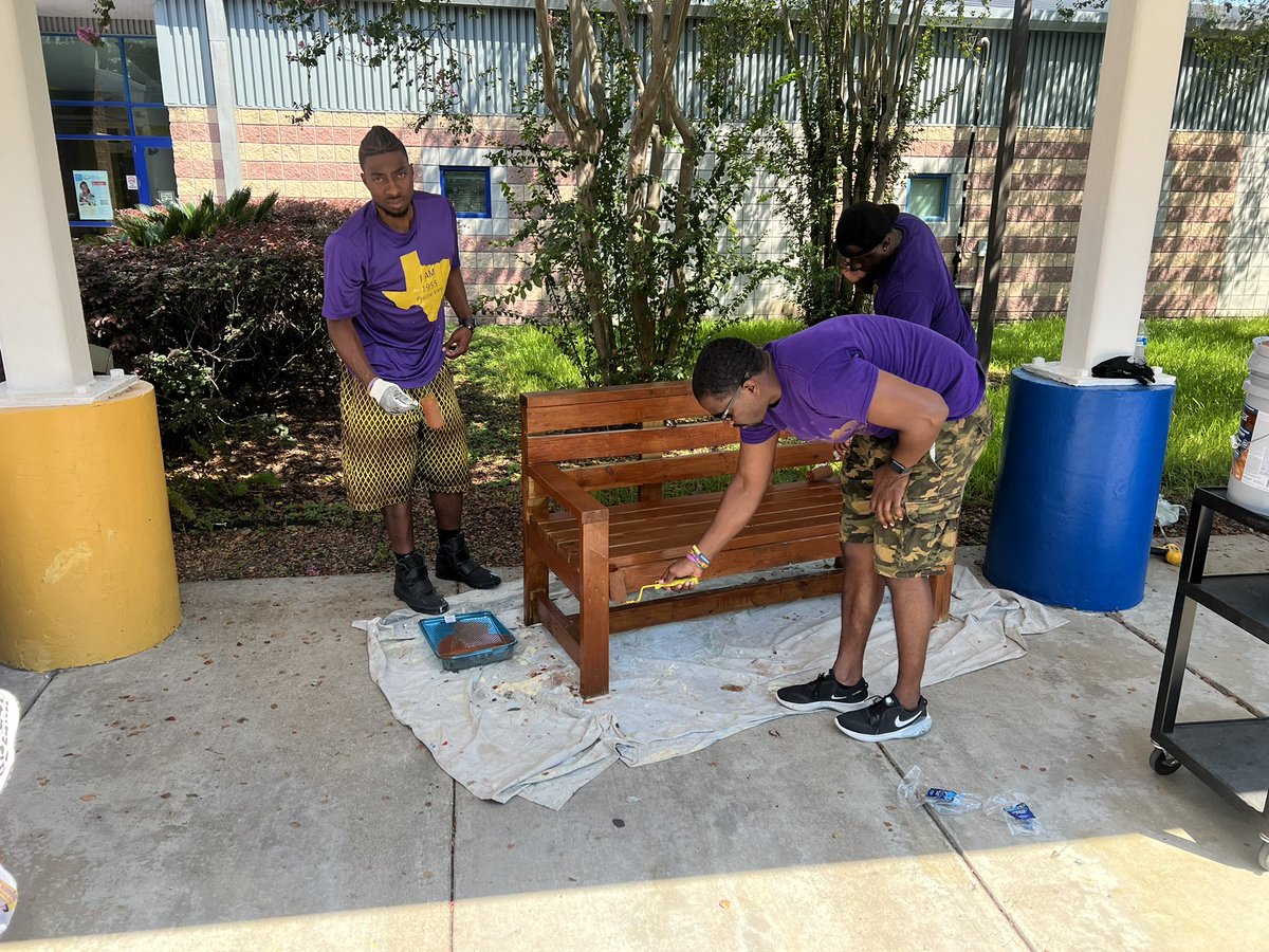 McGowenES_HISD's tweet photo. Great day of service in the Hive! Volunteers from many different organizations came together to create new spaces for our students and staff! https://t.co/4tV6ZKFxWq