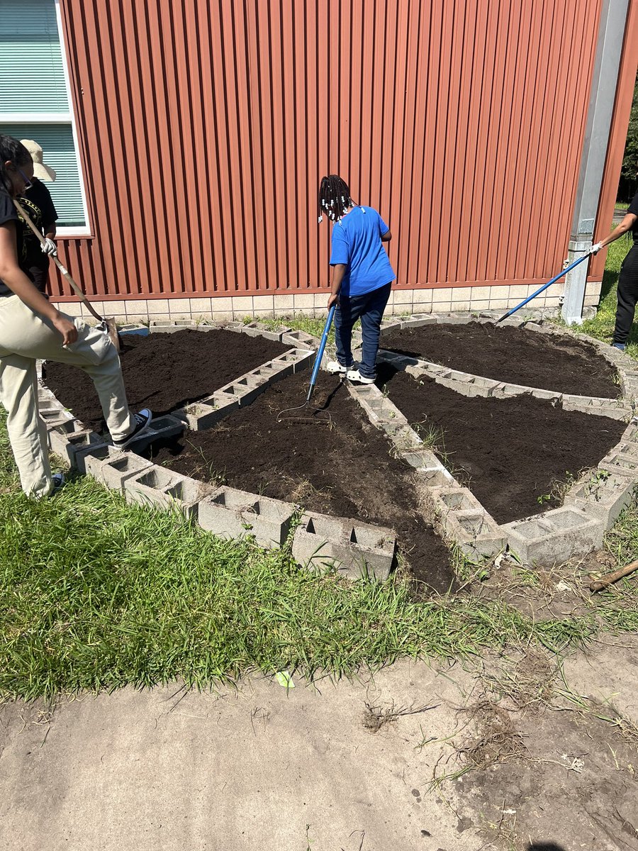 McGowenES_HISD's tweet photo. Great day of service in the Hive! Volunteers from many different organizations came together to create new spaces for our students and staff! https://t.co/4tV6ZKFxWq