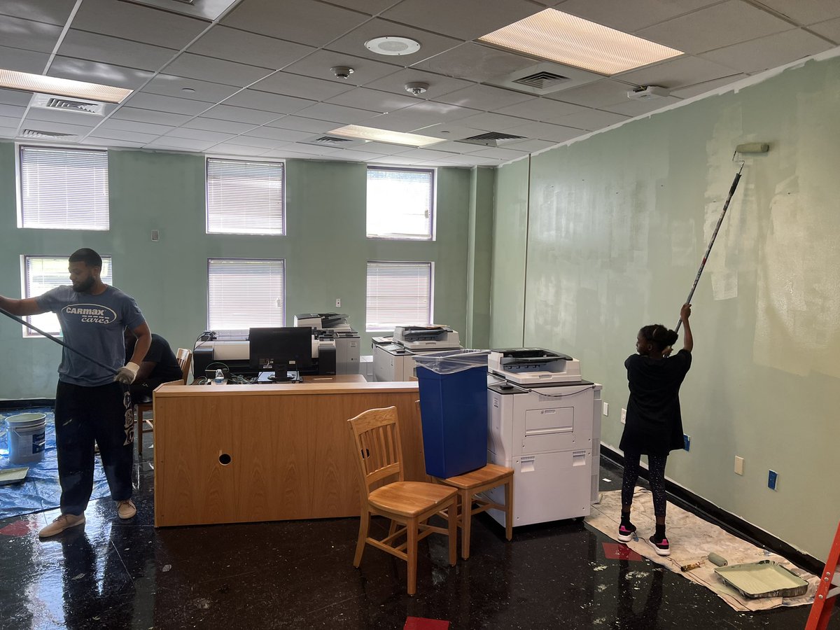 McGowenES_HISD's tweet photo. Great day of service in the Hive! Volunteers from many different organizations came together to create new spaces for our students and staff! https://t.co/4tV6ZKFxWq