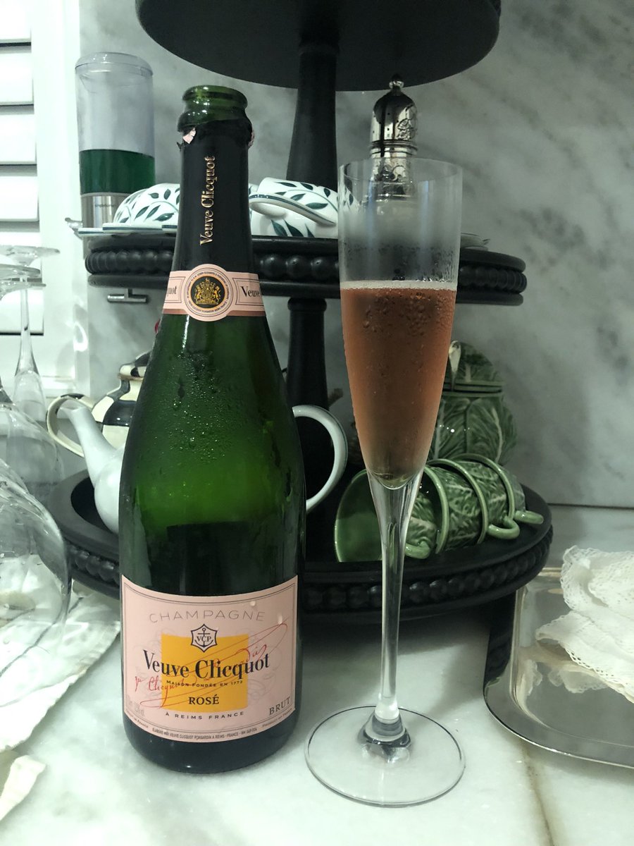 DavideSalegna's tweet photo. Para combatir estos calores, auxíliese de bebidas frías espumosas, como Cava, Champagne entre otras. Poner en hielo con agua y dejar enfriar. La Champagne de la foto es una Viuda Clicquot Rosé. https://t.co/Jmq8cOXOQd