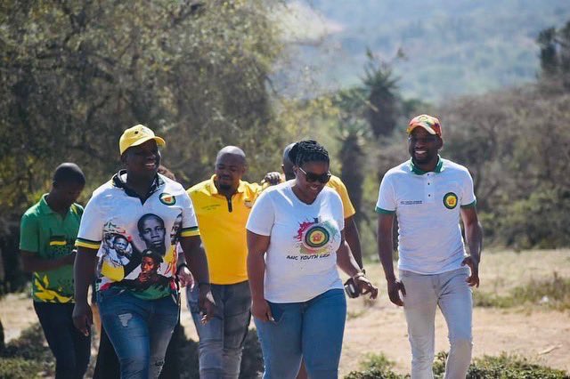 NoncebaMhlauli's tweet photo. Today we joined the ANCYL in INkosi Bhambatha Region for their social intervention programme of assisting child headed households in the region.
We visited 3 Child Headed Households in the Muden Area in Ward 8 and Ward 11 under the Umvoti Sub-region. #ANCYL78 🖤💚💛 https://t.co/C6iFcVk8pu