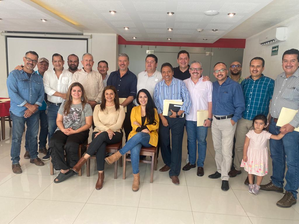 chuycabrales's tweet photo. Con los "generales", gusto volver a ver a los amigos https://t.co/9sD4Ms1mp6