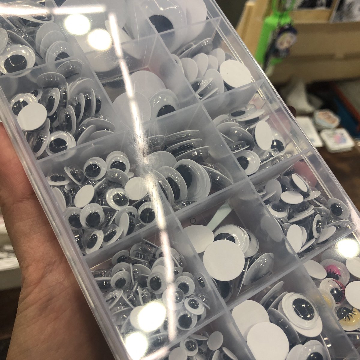 「I brought a box of google eyes… 」|Tersa ➡️ ✨KAWAIIKON✨のイラスト